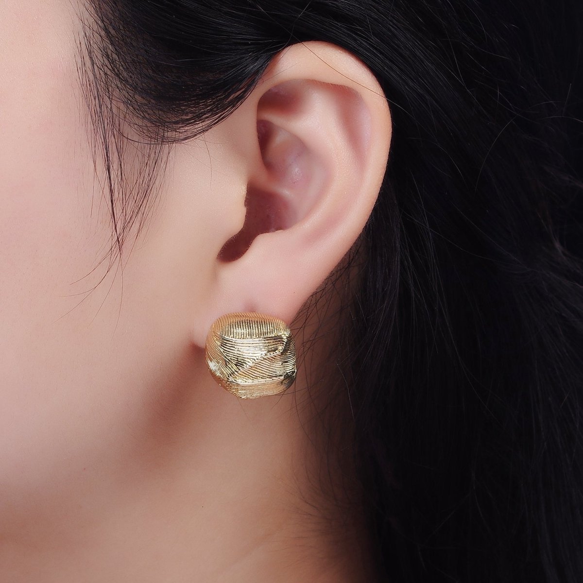 14K Gold Filled 18mm Line-Textured Wide Dome C-Shaped Hoop Earrings | V464