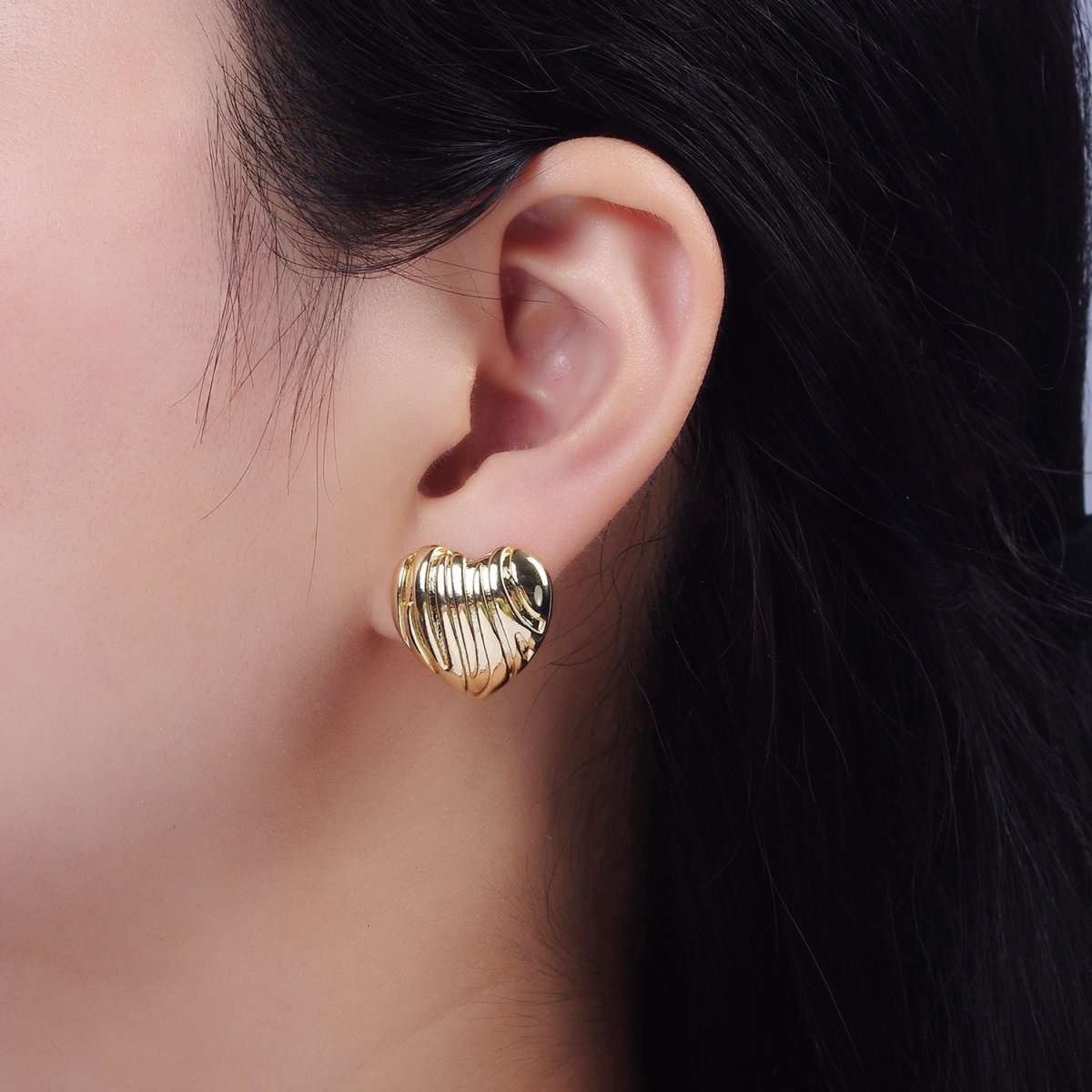 14K Gold Filled 20mm Curved Lined Textured Heart Stud Earrings | V456 - DLUXCA