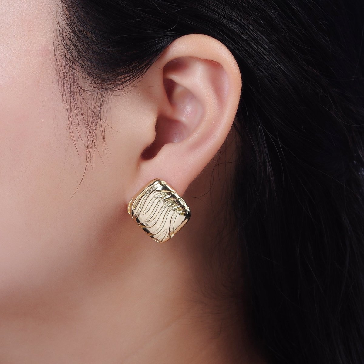 14K Gold Filled 20mm Curved Lined Textured Square Stud Earrings | AE341 - DLUXCA