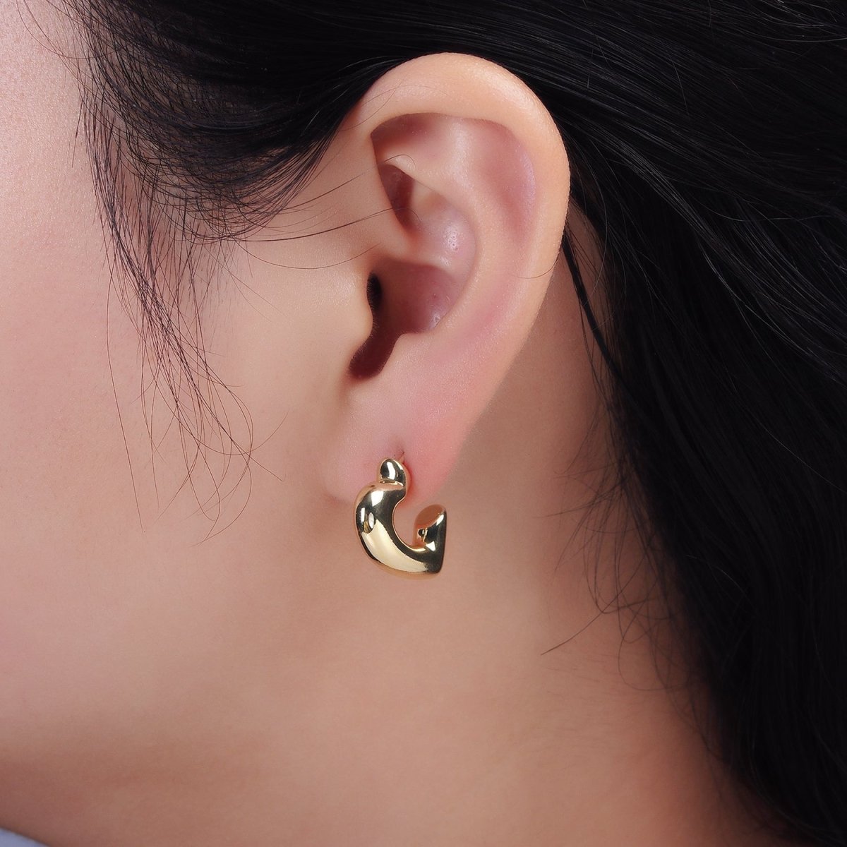 14K Gold Filled 20mm Heart Minimalist C-Shaped Hoop Earrings | AE174
