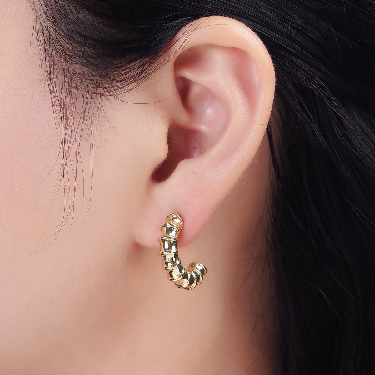 14K Gold Filled 20mm Multiple Lined Minimalist C-Shaped Hoop Earrings | AE172