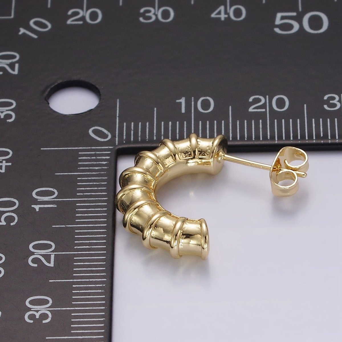 14K Gold Filled 20mm Multiple Lined Minimalist C-Shaped Hoop Earrings | AE172