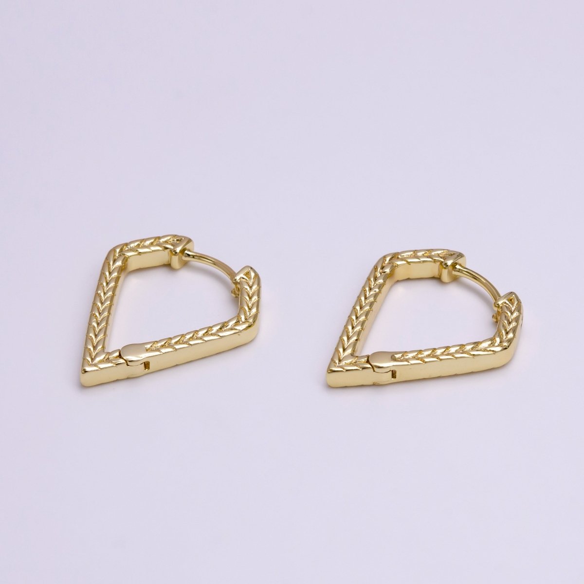 14K Gold Filled 22.5mm Wheat V Line-Textured Triangle Hoop Earrings | AD1087 - DLUXCA