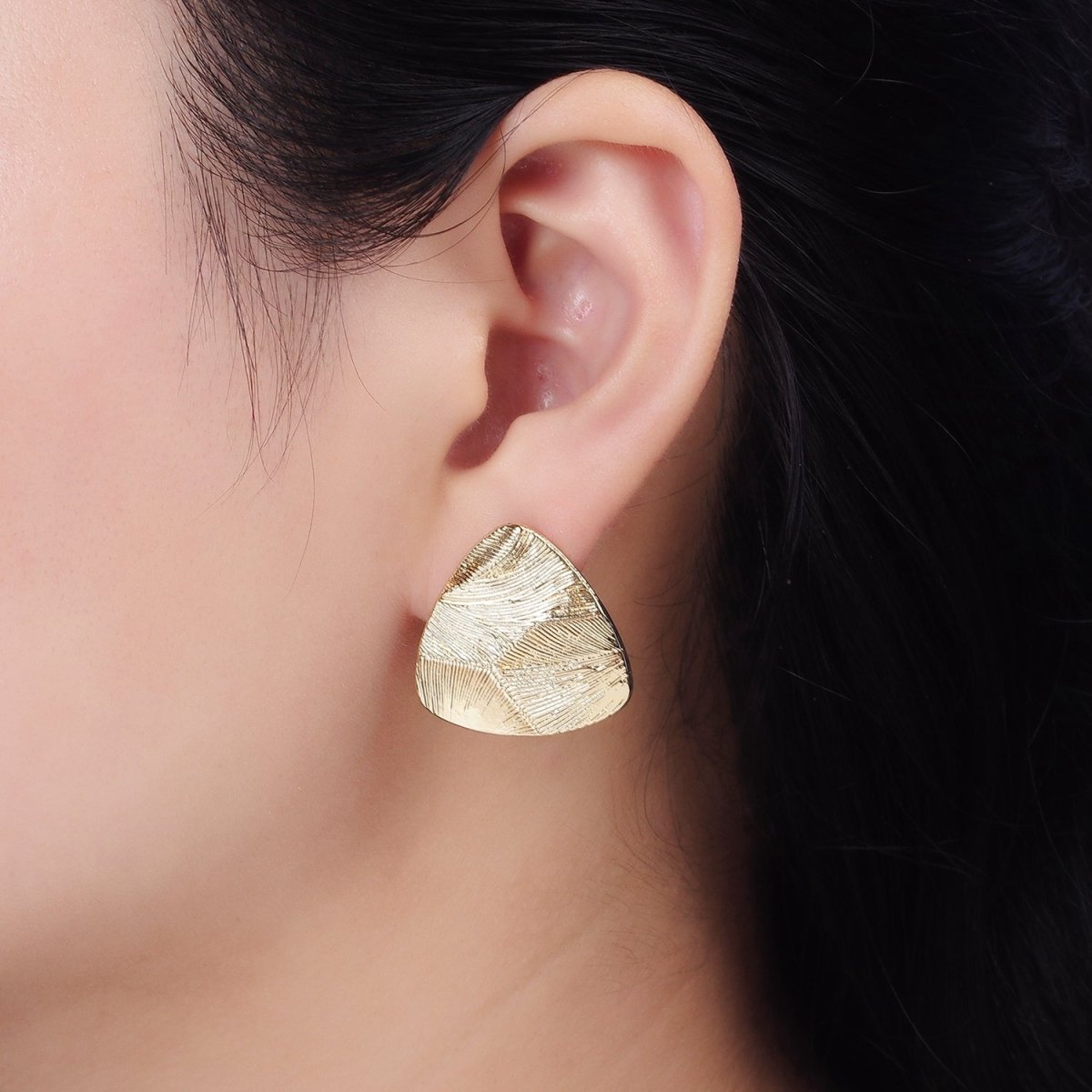 14K Gold Filled 24.5mm Line-Textured Triangle Stud Earrings | AE255 - DLUXCA