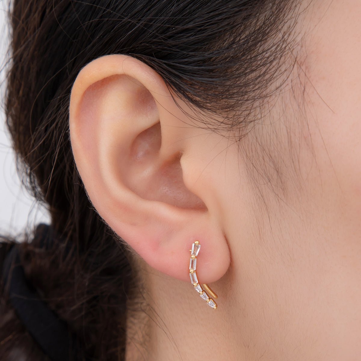 18K Gold Filled Clear Baguette CZ Curve Ear Climber Earrings | AI382 - DLUXCA