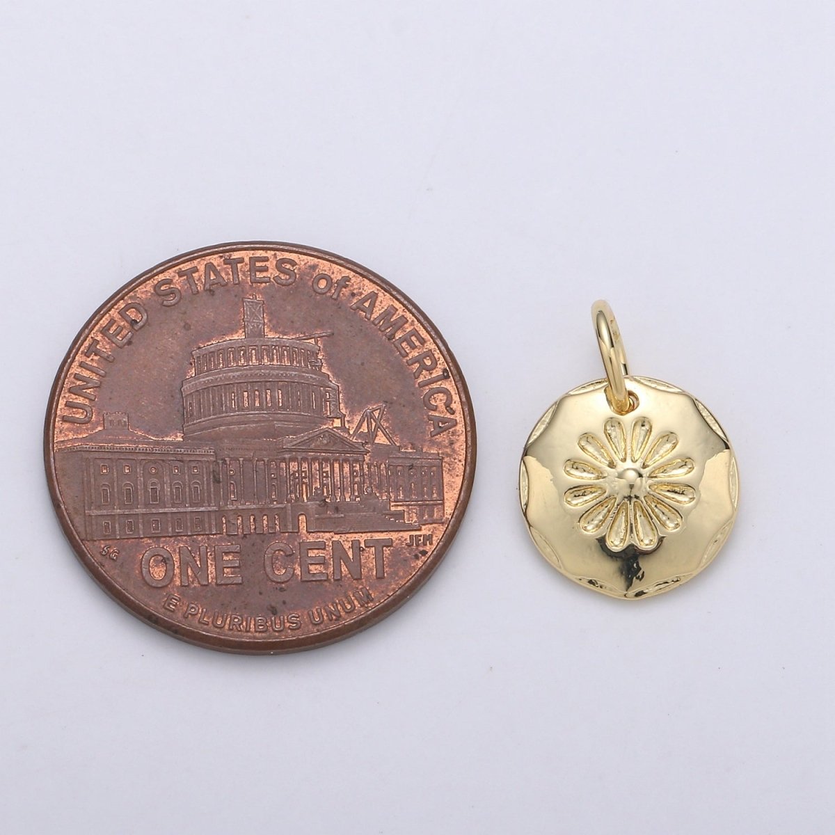 24K Gold Filled Daisy Flower Round Charm E-070 - DLUXCA