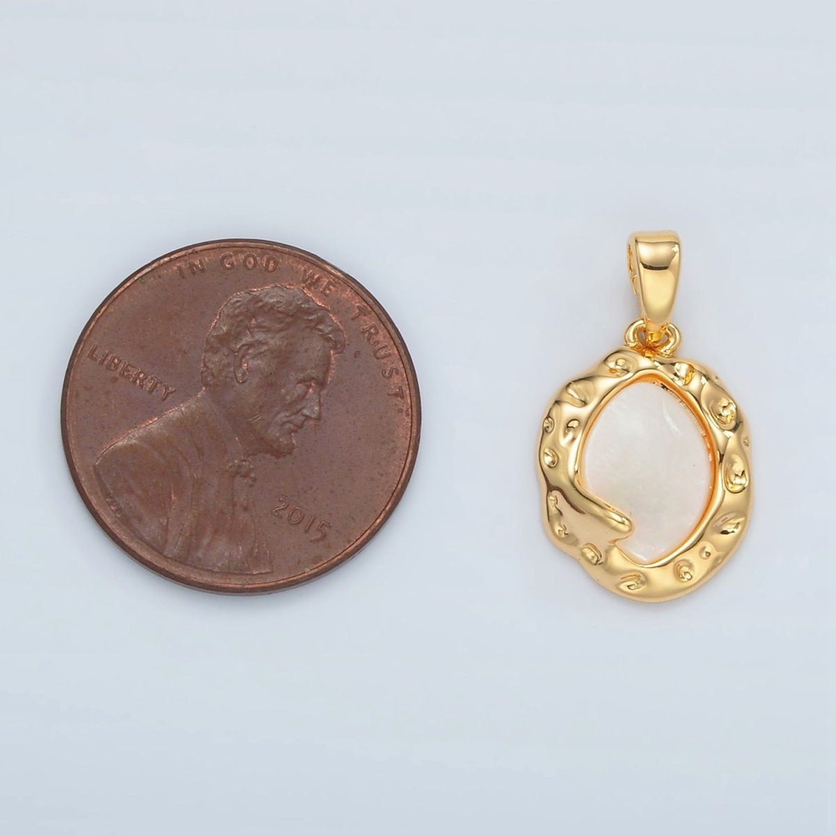 24K Gold Filled Shell Pearl Oval Hammered Bezel Pendant | H711 - DLUXCA