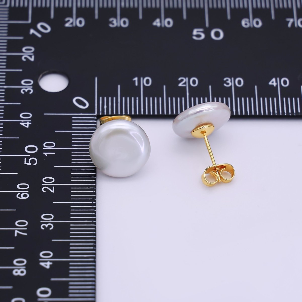 24K Gold Filled Shell Pearl Round Stud Earrings | T185 - DLUXCA