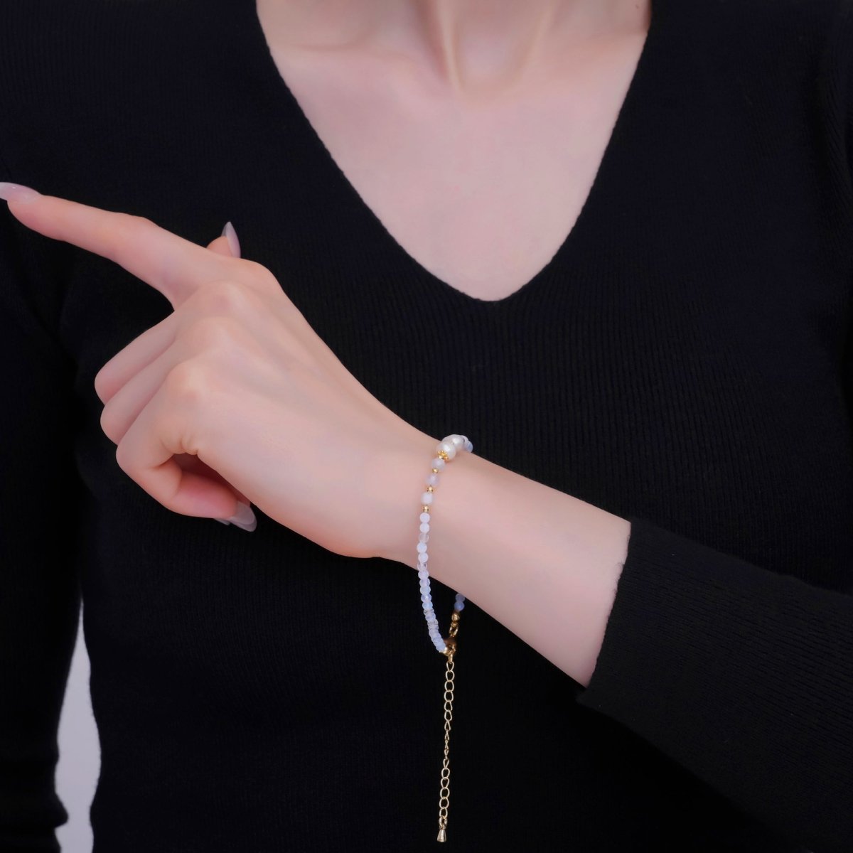 24K Gold Filled Shell Pearl White Crystal Gemstone 7.5 Inch Bracelet | WA - 2891 - DLUXCA