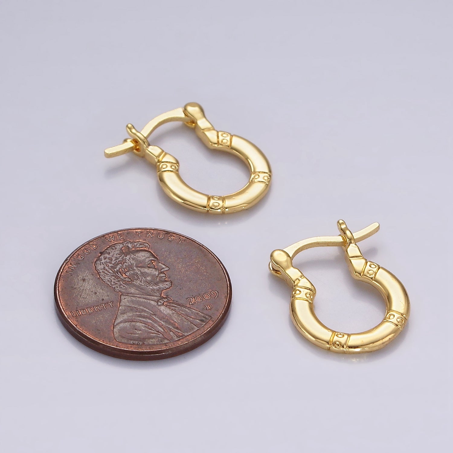 14K Gold Filled 15mm Dotted Lined Round French Lock Latch Hoop Earrings | AE967 - DLUXCA