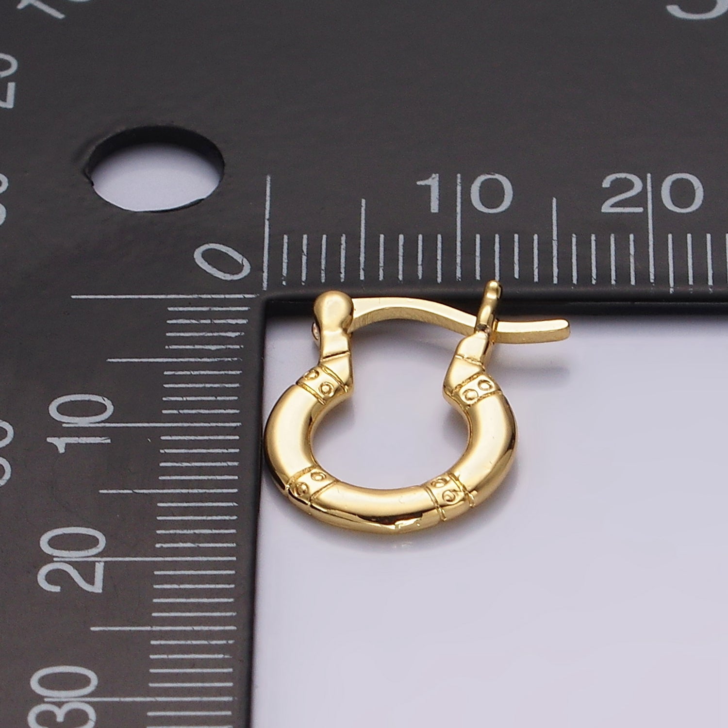 14K Gold Filled 15mm Dotted Lined Round French Lock Latch Hoop Earrings | AE967 - DLUXCA