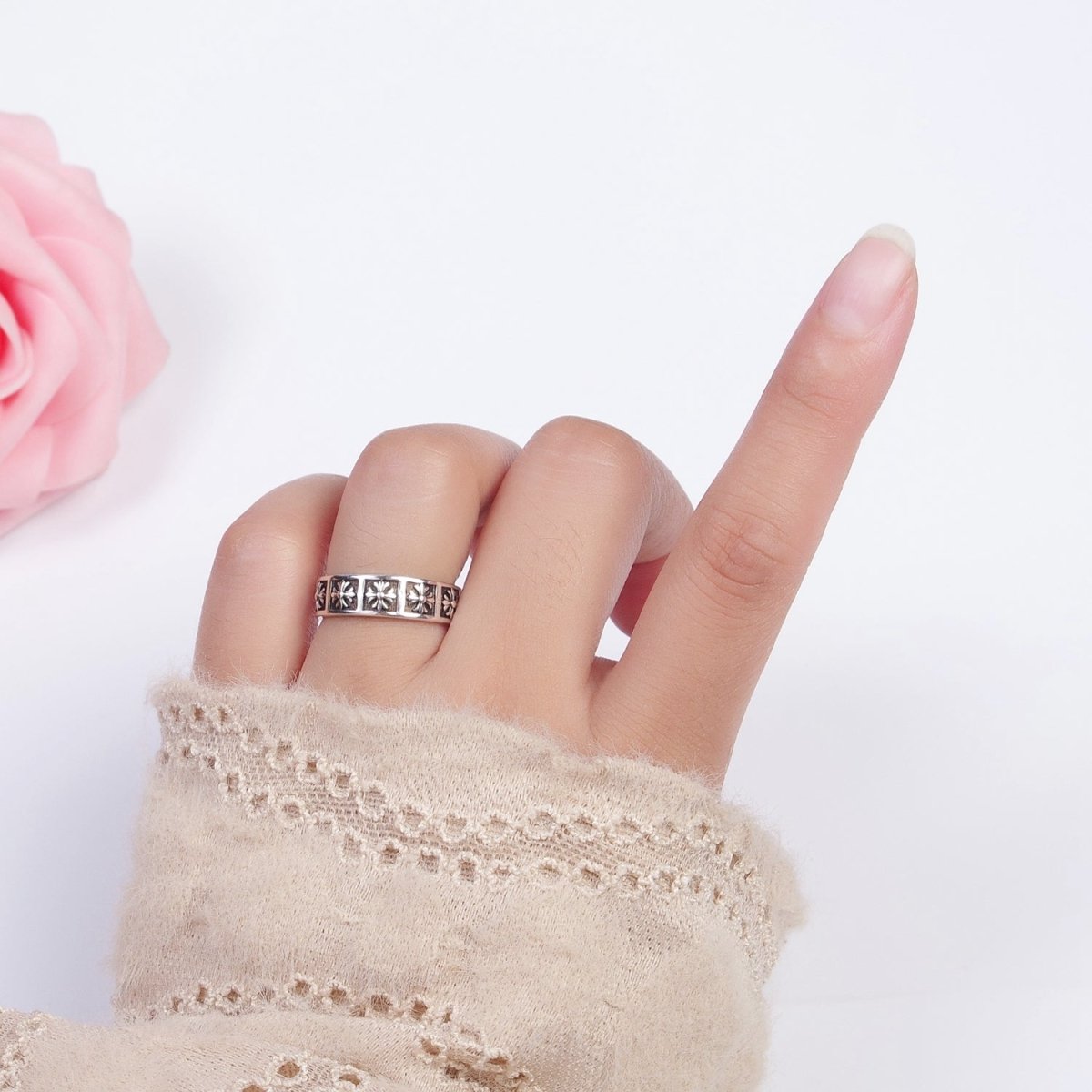 Antique Silver Nature Flower on Black Box Adjustable Silver Band Ring | S-159