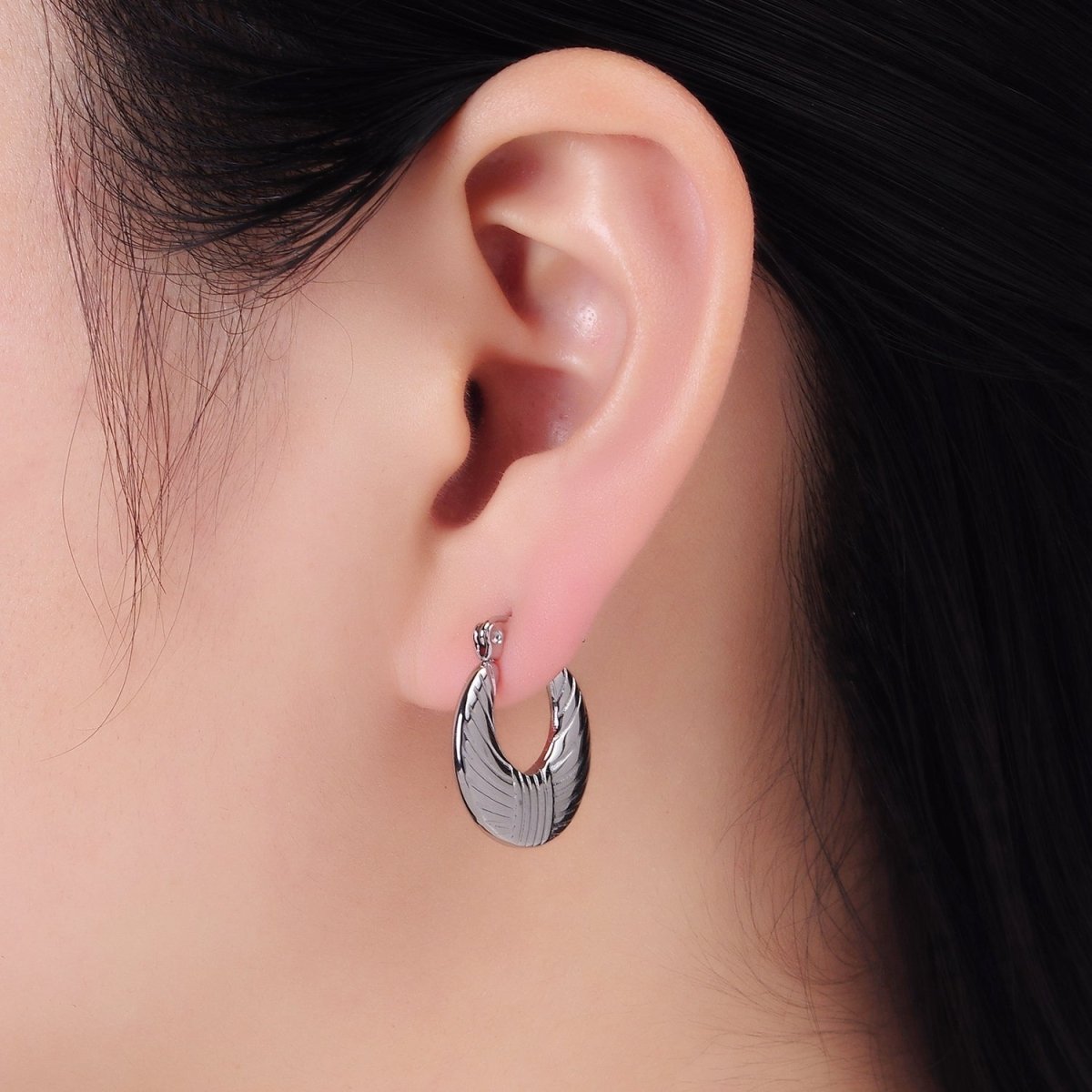 Stainless Steel 20mm Lined Round Latch Hoop Earrings in Gold & Silver | AB1386 AB1387