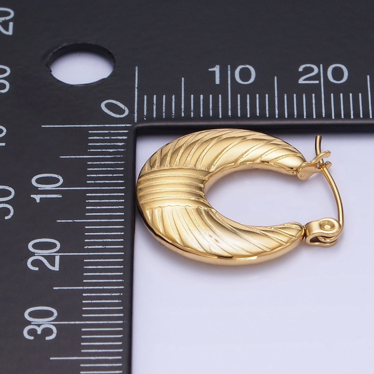 Stainless Steel 20mm Lined Round Latch Hoop Earrings in Gold & Silver | AB1386 AB1387