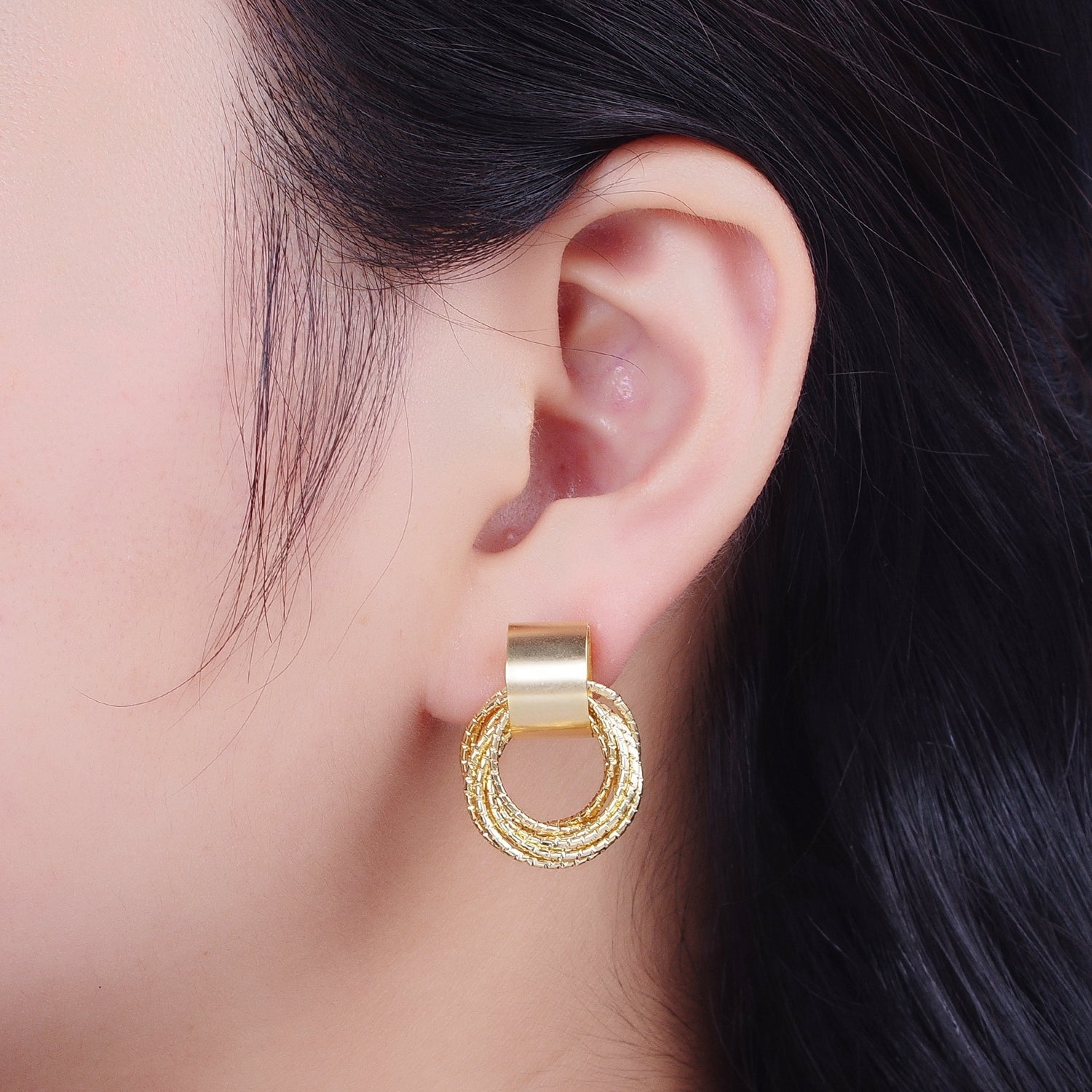 Gold Round Textured Chain Wreath Geometric Stud Earrings | G302 - DLUXCA