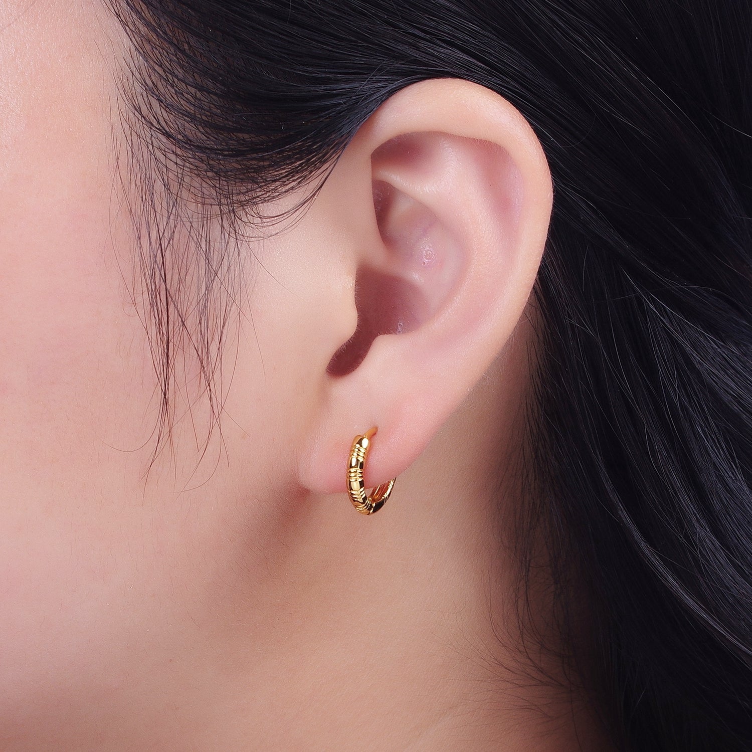 Gold Huggie Earring Minimalist Textured Gold Earring for Fashion Jewelry Y-047 - DLUXCA