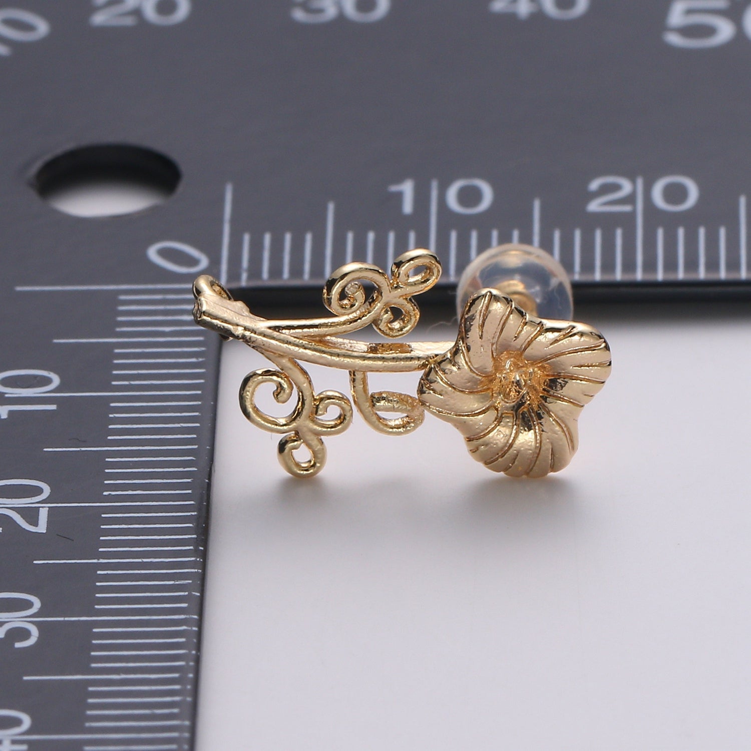 1 Pair Gold Filled Flower Studs - L017 - DLUXCA