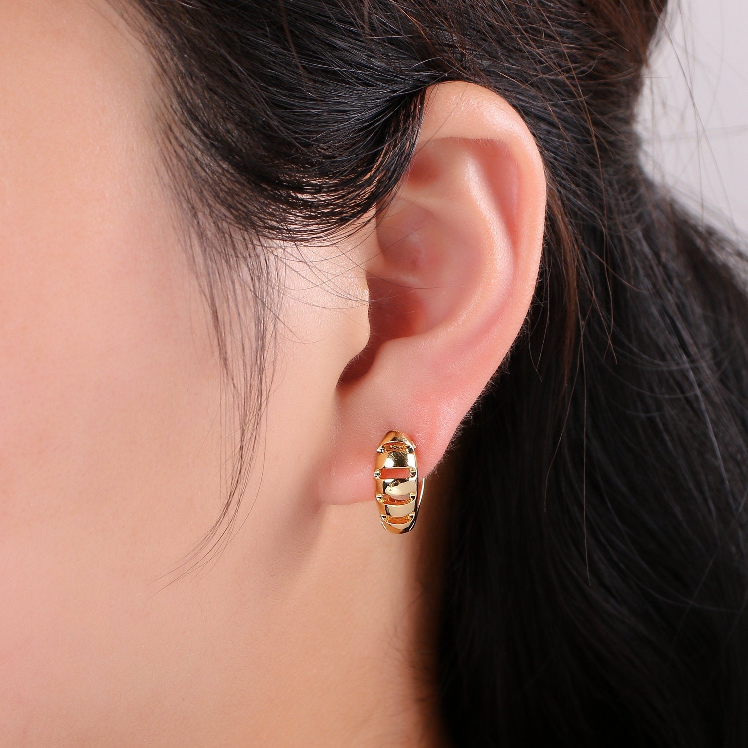 15mm Huggie Hoop Earring, Gold Large hoop earring, Chunky Hoops, Thick Gold Hoops, Medium hoop earrings, Vermeil Earring, gold Hoop Earrings - DLUXCA
