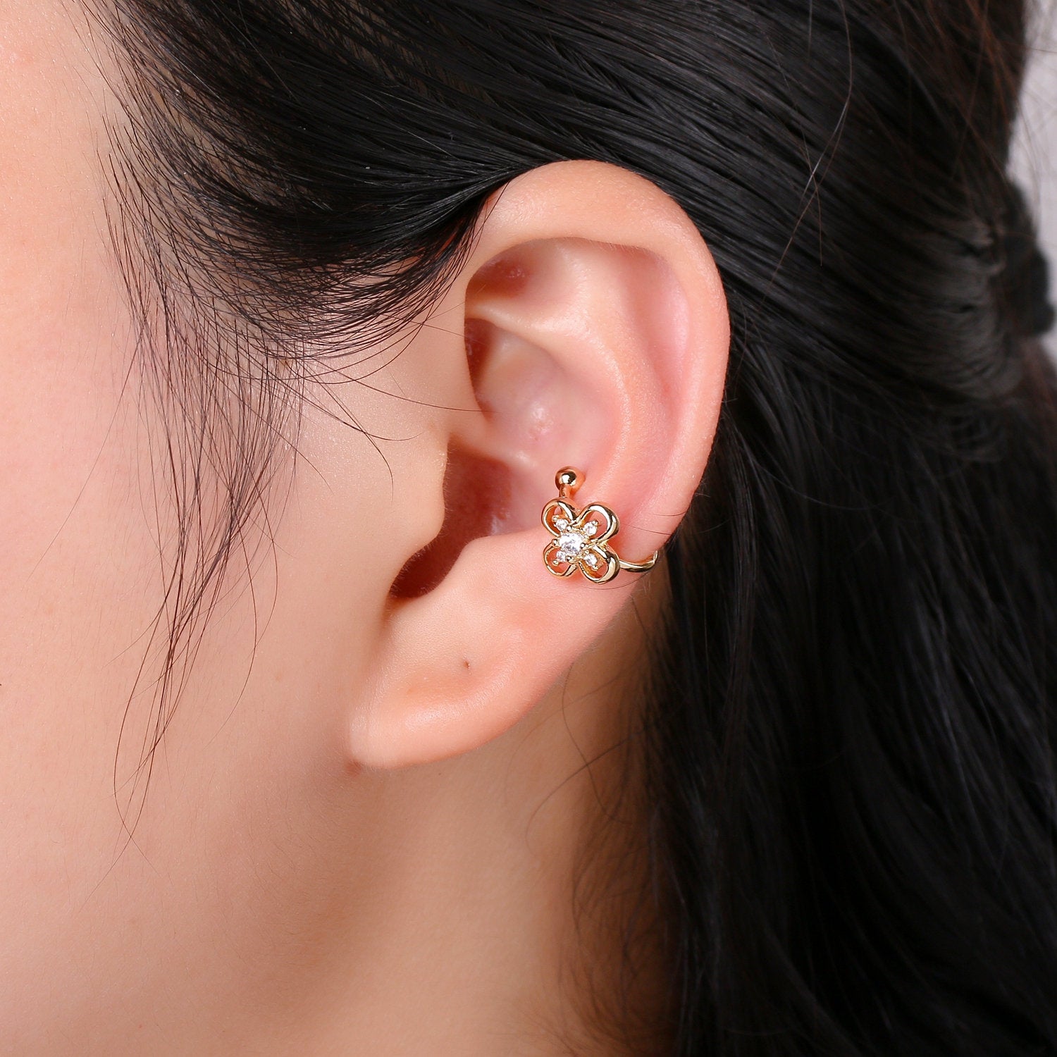 1x Dainty Flower Earcuff Gold Ear cuff cartilage earring no piercing, gold ear cuff, fake piercing, Clover earcuff, Floral ear cuff wrap - DLUXCA